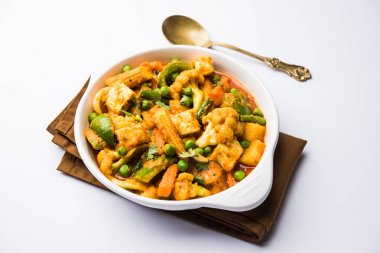 Mix sebze köri - Hint ana yemek tarifi havuç, karnabahar, yeşil bezelye ve fasulye, bebek mısır, kırmızı biber ve paneer / yazlık peynir geleneksel masala ve köri, seçici odak içerir