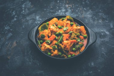 Mix sebze köri - Hint ana yemek tarifi havuç, karnabahar, yeşil bezelye ve fasulye, bebek mısır, kırmızı biber ve paneer / yazlık peynir geleneksel masala ve köri, seçici odak içerir