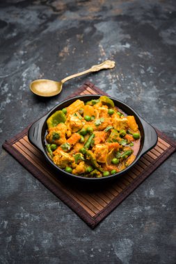 Mix sebze köri - Hint ana yemek tarifi havuç, karnabahar, yeşil bezelye ve fasulye, bebek mısır, kırmızı biber ve paneer / yazlık peynir geleneksel masala ve köri, seçici odak içerir