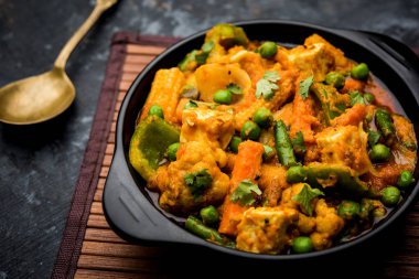 Mix sebze köri - Hint ana yemek tarifi havuç, karnabahar, yeşil bezelye ve fasulye, bebek mısır, kırmızı biber ve paneer / yazlık peynir geleneksel masala ve köri, seçici odak içerir