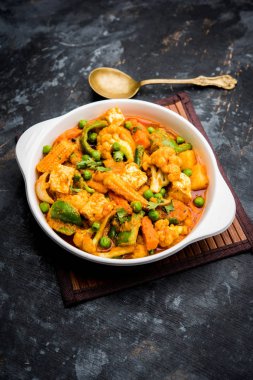 Mix sebze köri - Hint ana yemek tarifi havuç, karnabahar, yeşil bezelye ve fasulye, bebek mısır, kırmızı biber ve paneer / yazlık peynir geleneksel masala ve köri, seçici odak içerir