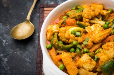 Mix sebze köri - Hint ana yemek tarifi havuç, karnabahar, yeşil bezelye ve fasulye, bebek mısır, kırmızı biber ve paneer / yazlık peynir geleneksel masala ve köri, seçici odak içerir