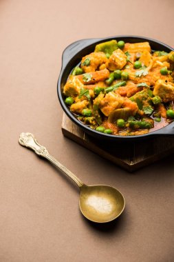 Mix sebze köri - Hint ana yemek tarifi havuç, karnabahar, yeşil bezelye ve fasulye, bebek mısır, kırmızı biber ve paneer / yazlık peynir geleneksel masala ve köri, seçici odak içerir