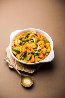 Mix sebze köri - Hint ana yemek tarifi havuç, karnabahar, yeşil bezelye ve fasulye, bebek mısır, kırmızı biber ve paneer / yazlık peynir geleneksel masala ve köri, seçici odak içerir