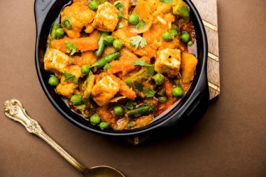 Mix sebze köri - Hint ana yemek tarifi havuç, karnabahar, yeşil bezelye ve fasulye, bebek mısır, kırmızı biber ve paneer / yazlık peynir geleneksel masala ve köri, seçici odak içerir