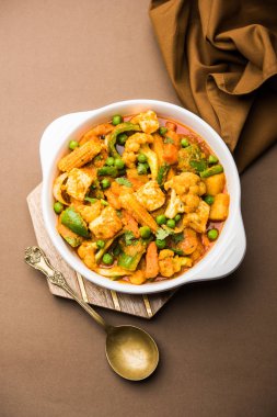 Mix sebze köri - Hint ana yemek tarifi havuç, karnabahar, yeşil bezelye ve fasulye, bebek mısır, kırmızı biber ve paneer / yazlık peynir geleneksel masala ve köri, seçici odak içerir