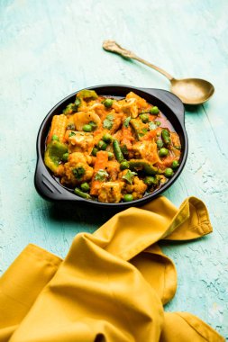 Mix sebze köri - Hint ana yemek tarifi havuç, karnabahar, yeşil bezelye ve fasulye, bebek mısır, kırmızı biber ve paneer / yazlık peynir geleneksel masala ve köri, seçici odak içerir