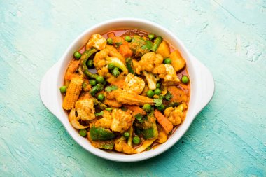 Mix sebze köri - Hint ana yemek tarifi havuç, karnabahar, yeşil bezelye ve fasulye, bebek mısır, kırmızı biber ve paneer / yazlık peynir geleneksel masala ve köri, seçici odak içerir