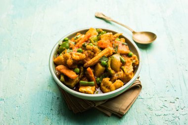 Mix sebze köri - Hint ana yemek tarifi havuç, karnabahar, yeşil bezelye ve fasulye, bebek mısır, kırmızı biber ve paneer / yazlık peynir geleneksel masala ve köri, seçici odak içerir