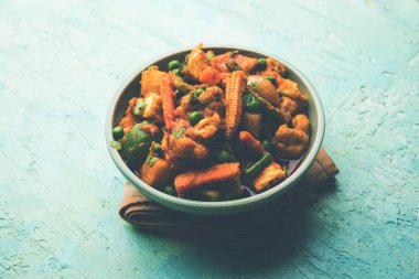 Mix sebze köri - Hint ana yemek tarifi havuç, karnabahar, yeşil bezelye ve fasulye, bebek mısır, kırmızı biber ve paneer / yazlık peynir geleneksel masala ve köri, seçici odak içerir