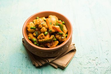 Mix sebze köri - Hint ana yemek tarifi havuç, karnabahar, yeşil bezelye ve fasulye, bebek mısır, kırmızı biber ve paneer / yazlık peynir geleneksel masala ve köri, seçici odak içerir