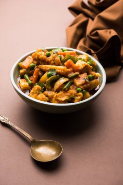 Mix sebze köri - Hint ana yemek tarifi havuç, karnabahar, yeşil bezelye ve fasulye, bebek mısır, kırmızı biber ve paneer / yazlık peynir geleneksel masala ve köri, seçici odak içerir