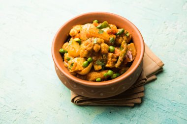 Mix sebze köri - Hint ana yemek tarifi havuç, karnabahar, yeşil bezelye ve fasulye, bebek mısır, kırmızı biber ve paneer / yazlık peynir geleneksel masala ve köri, seçici odak içerir