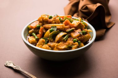 Mix sebze köri - Hint ana yemek tarifi havuç, karnabahar, yeşil bezelye ve fasulye, bebek mısır, kırmızı biber ve paneer / yazlık peynir geleneksel masala ve köri, seçici odak içerir