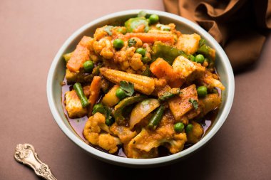 Mix sebze köri - Hint ana yemek tarifi havuç, karnabahar, yeşil bezelye ve fasulye, bebek mısır, kırmızı biber ve paneer / yazlık peynir geleneksel masala ve köri, seçici odak içerir