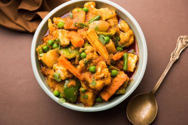 Mix sebze köri - Hint ana yemek tarifi havuç, karnabahar, yeşil bezelye ve fasulye, bebek mısır, kırmızı biber ve paneer / yazlık peynir geleneksel masala ve köri, seçici odak içerir