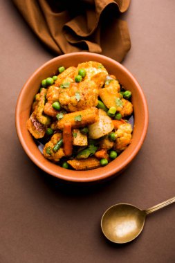 Mix sebze köri - Hint ana yemek tarifi havuç, karnabahar, yeşil bezelye ve fasulye, bebek mısır, kırmızı biber ve paneer / yazlık peynir geleneksel masala ve köri, seçici odak içerir