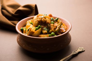 Mix sebze köri - Hint ana yemek tarifi havuç, karnabahar, yeşil bezelye ve fasulye, bebek mısır, kırmızı biber ve paneer / yazlık peynir geleneksel masala ve köri, seçici odak içerir