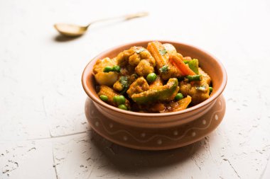 Mix sebze köri - Hint ana yemek tarifi havuç, karnabahar, yeşil bezelye ve fasulye, bebek mısır, kırmızı biber ve paneer / yazlık peynir geleneksel masala ve köri, seçici odak içerir