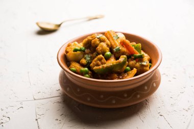Mix sebze köri - Hint ana yemek tarifi havuç, karnabahar, yeşil bezelye ve fasulye, bebek mısır, kırmızı biber ve paneer / yazlık peynir geleneksel masala ve köri, seçici odak içerir