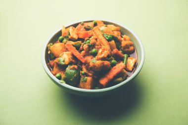 Mix sebze köri - Hint ana yemek tarifi havuç, karnabahar, yeşil bezelye ve fasulye, bebek mısır, kırmızı biber ve paneer / yazlık peynir geleneksel masala ve köri, seçici odak içerir