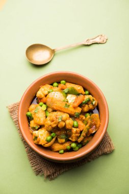 Mix sebze köri - Hint ana yemek tarifi havuç, karnabahar, yeşil bezelye ve fasulye, bebek mısır, kırmızı biber ve paneer / yazlık peynir geleneksel masala ve köri, seçici odak içerir