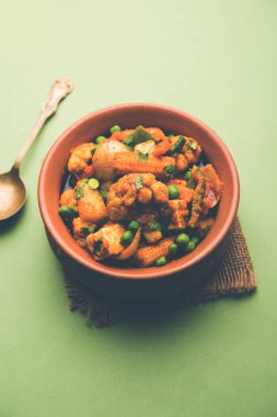 Mix sebze köri - Hint ana yemek tarifi havuç, karnabahar, yeşil bezelye ve fasulye, bebek mısır, kırmızı biber ve paneer / yazlık peynir geleneksel masala ve köri, seçici odak içerir