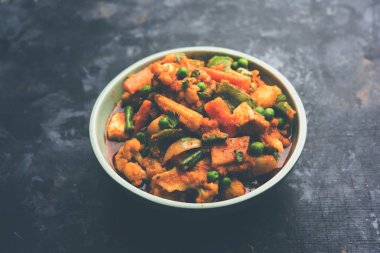 Mix sebze köri - Hint ana yemek tarifi havuç, karnabahar, yeşil bezelye ve fasulye, bebek mısır, kırmızı biber ve paneer / yazlık peynir geleneksel masala ve köri, seçici odak içerir