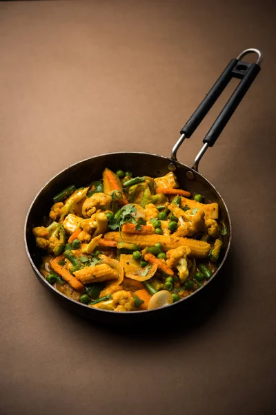 Mix sebze köri - Hint ana yemek tarifi havuç, karnabahar, yeşil bezelye ve fasulye, bebek mısır, kırmızı biber ve paneer / yazlık peynir geleneksel masala ve köri, seçici odak içerir