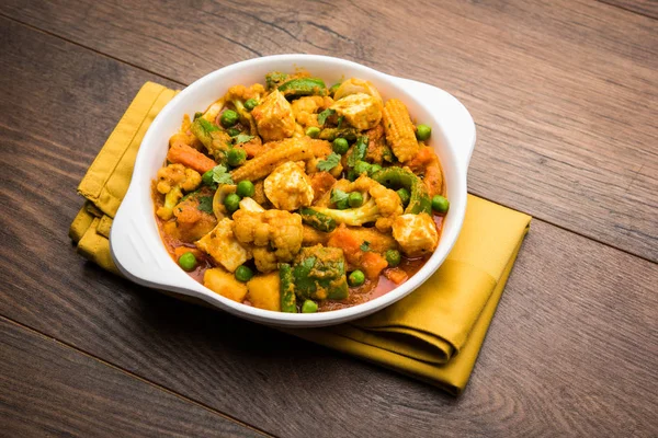 Mix sebze köri - Hint ana yemek tarifi havuç, karnabahar, yeşil bezelye ve fasulye, bebek mısır, kırmızı biber ve paneer / yazlık peynir geleneksel masala ve köri, seçici odak içerir