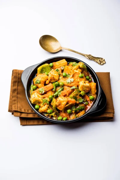 Mix sebze köri - Hint ana yemek tarifi havuç, karnabahar, yeşil bezelye ve fasulye, bebek mısır, kırmızı biber ve paneer / yazlık peynir geleneksel masala ve köri, seçici odak içerir