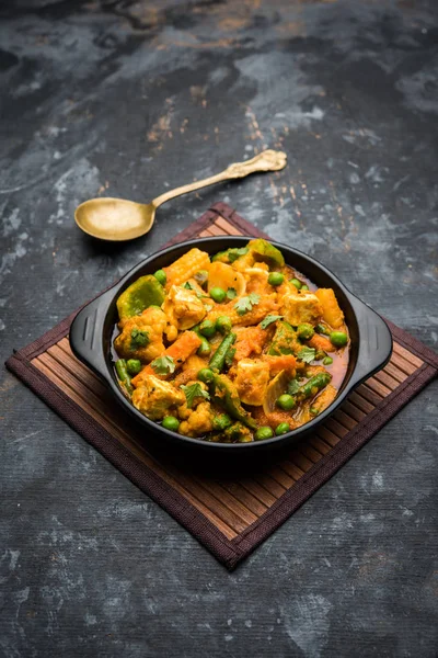 Mix sebze köri - Hint ana yemek tarifi havuç, karnabahar, yeşil bezelye ve fasulye, bebek mısır, kırmızı biber ve paneer / yazlık peynir geleneksel masala ve köri, seçici odak içerir