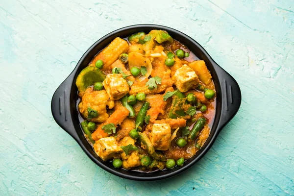 Mix sebze köri - Hint ana yemek tarifi havuç, karnabahar, yeşil bezelye ve fasulye, bebek mısır, kırmızı biber ve paneer / yazlık peynir geleneksel masala ve köri, seçici odak içerir
