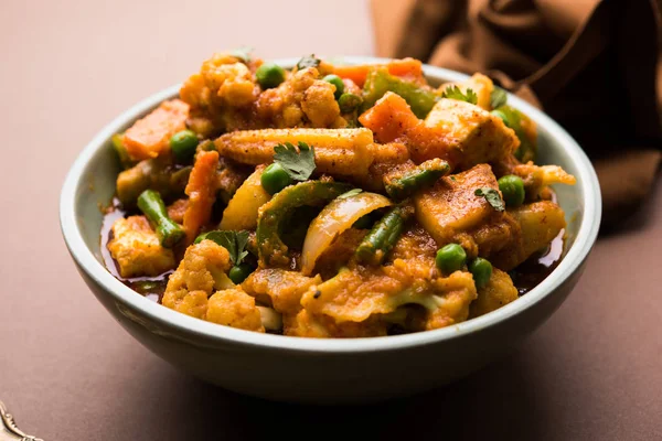 Mix sebze köri - Hint ana yemek tarifi havuç, karnabahar, yeşil bezelye ve fasulye, bebek mısır, kırmızı biber ve paneer / yazlık peynir geleneksel masala ve köri, seçici odak içerir