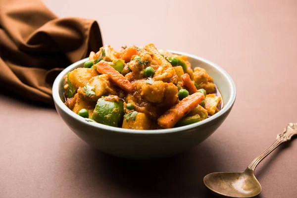 Mix sebze köri - Hint ana yemek tarifi havuç, karnabahar, yeşil bezelye ve fasulye, bebek mısır, kırmızı biber ve paneer / yazlık peynir geleneksel masala ve köri, seçici odak içerir
