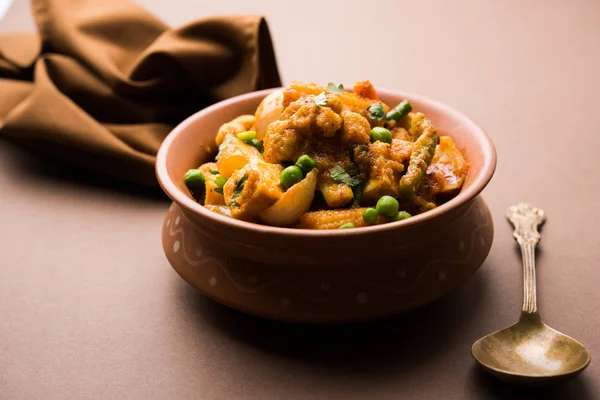 Mix sebze köri - Hint ana yemek tarifi havuç, karnabahar, yeşil bezelye ve fasulye, bebek mısır, kırmızı biber ve paneer / yazlık peynir geleneksel masala ve köri, seçici odak içerir