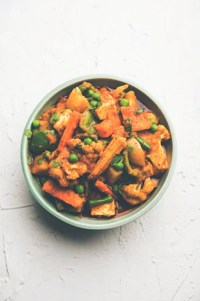 Mix sebze köri - Hint ana yemek tarifi havuç, karnabahar, yeşil bezelye ve fasulye, bebek mısır, kırmızı biber ve paneer / yazlık peynir geleneksel masala ve köri, seçici odak içerir