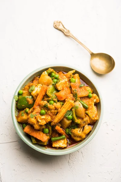 Mix sebze köri - Hint ana yemek tarifi havuç, karnabahar, yeşil bezelye ve fasulye, bebek mısır, kırmızı biber ve paneer / yazlık peynir geleneksel masala ve köri, seçici odak içerir