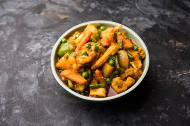 Mix sebze köri - Hint ana yemek tarifi havuç, karnabahar, yeşil bezelye ve fasulye, bebek mısır, kırmızı biber ve paneer / yazlık peynir geleneksel masala ve köri, seçici odak içerir