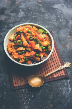 Mix sebze köri - Hint ana yemek tarifi havuç, karnabahar, yeşil bezelye ve fasulye, bebek mısır, kırmızı biber ve paneer / yazlık peynir geleneksel masala ve köri, seçici odak içerir