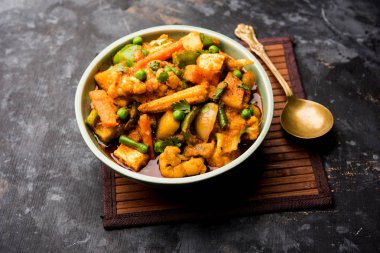 Mix sebze köri - Hint ana yemek tarifi havuç, karnabahar, yeşil bezelye ve fasulye, bebek mısır, kırmızı biber ve paneer / yazlık peynir geleneksel masala ve köri, seçici odak içerir