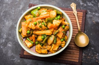 Mix sebze köri - Hint ana yemek tarifi havuç, karnabahar, yeşil bezelye ve fasulye, bebek mısır, kırmızı biber ve paneer / yazlık peynir geleneksel masala ve köri, seçici odak içerir