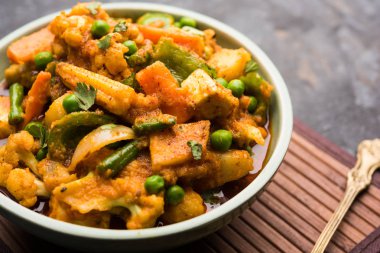 Mix sebze köri - Hint ana yemek tarifi havuç, karnabahar, yeşil bezelye ve fasulye, bebek mısır, kırmızı biber ve paneer / yazlık peynir geleneksel masala ve köri, seçici odak içerir