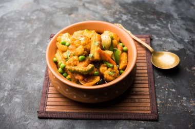 Mix sebze köri - Hint ana yemek tarifi havuç, karnabahar, yeşil bezelye ve fasulye, bebek mısır, kırmızı biber ve paneer / yazlık peynir geleneksel masala ve köri, seçici odak içerir