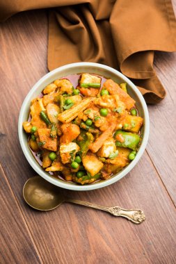 Mix sebze köri - Hint ana yemek tarifi havuç, karnabahar, yeşil bezelye ve fasulye, bebek mısır, kırmızı biber ve paneer / yazlık peynir geleneksel masala ve köri, seçici odak içerir