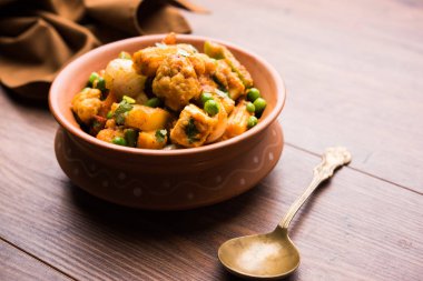 Mix sebze köri - Hint ana yemek tarifi havuç, karnabahar, yeşil bezelye ve fasulye, bebek mısır, kırmızı biber ve paneer / yazlık peynir geleneksel masala ve köri, seçici odak içerir