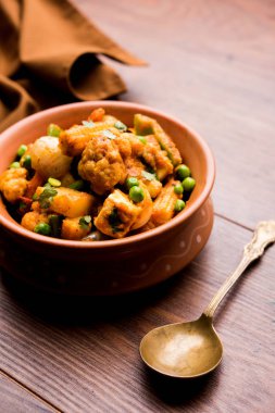 Mix sebze köri - Hint ana yemek tarifi havuç, karnabahar, yeşil bezelye ve fasulye, bebek mısır, kırmızı biber ve paneer / yazlık peynir geleneksel masala ve köri, seçici odak içerir