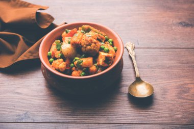 Mix sebze köri - Hint ana yemek tarifi havuç, karnabahar, yeşil bezelye ve fasulye, bebek mısır, kırmızı biber ve paneer / yazlık peynir geleneksel masala ve köri, seçici odak içerir