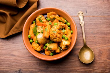 Mix sebze köri - Hint ana yemek tarifi havuç, karnabahar, yeşil bezelye ve fasulye, bebek mısır, kırmızı biber ve paneer / yazlık peynir geleneksel masala ve köri, seçici odak içerir