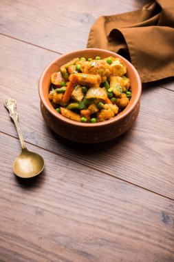 Mix sebze köri - Hint ana yemek tarifi havuç, karnabahar, yeşil bezelye ve fasulye, bebek mısır, kırmızı biber ve paneer / yazlık peynir geleneksel masala ve köri, seçici odak içerir